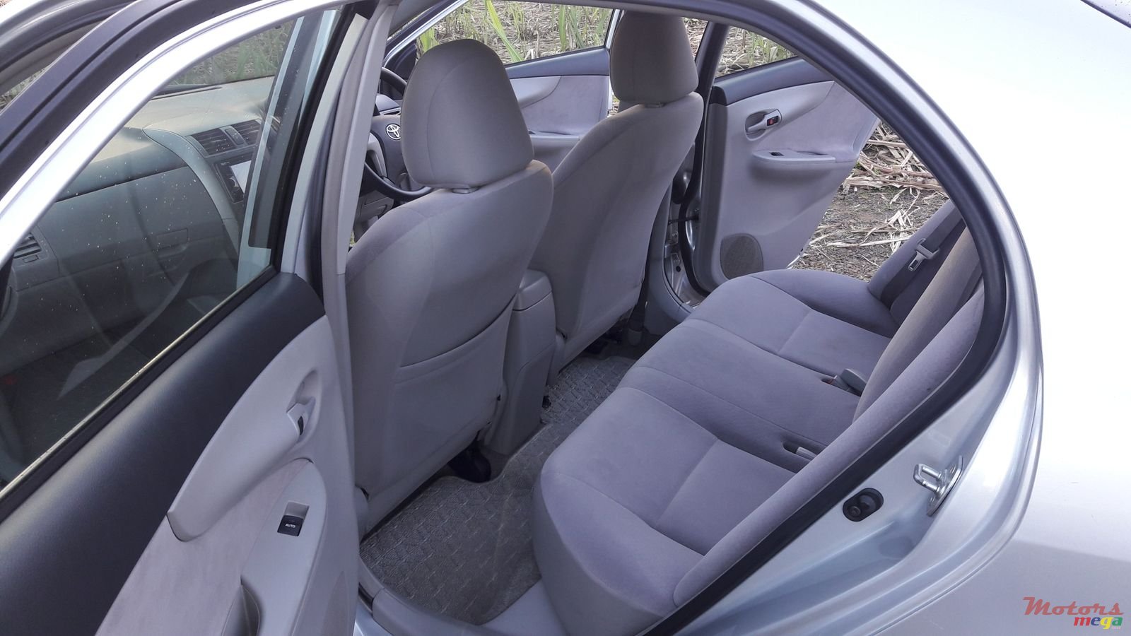 2009' Toyota Axio photo #2