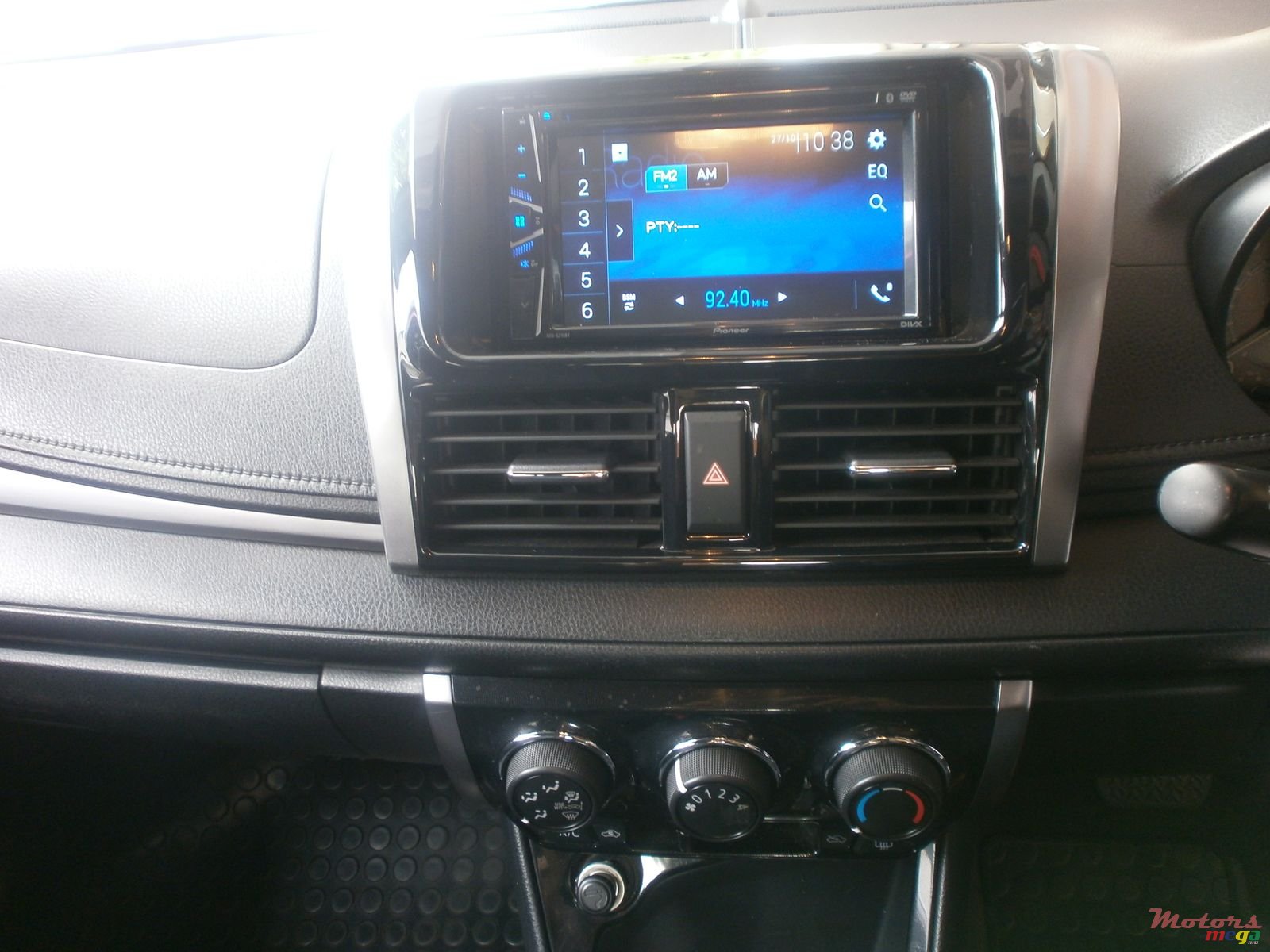 2015' Toyota Yaris photo #6