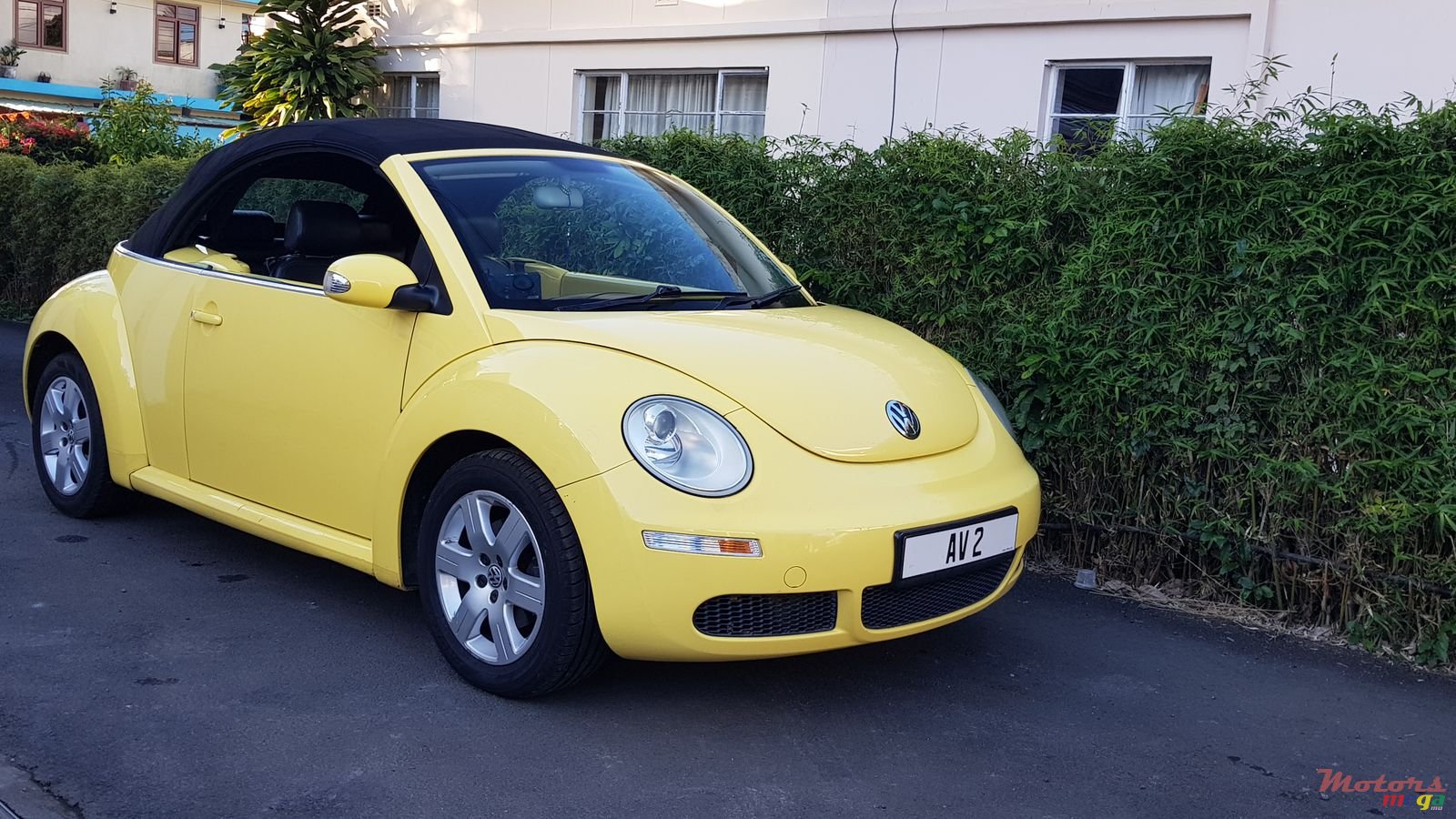 2009' Volkswagen Beetle Cabriolet photo #3