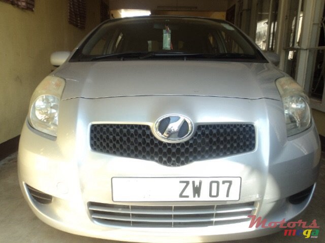 2007' Toyota Vitz photo #2
