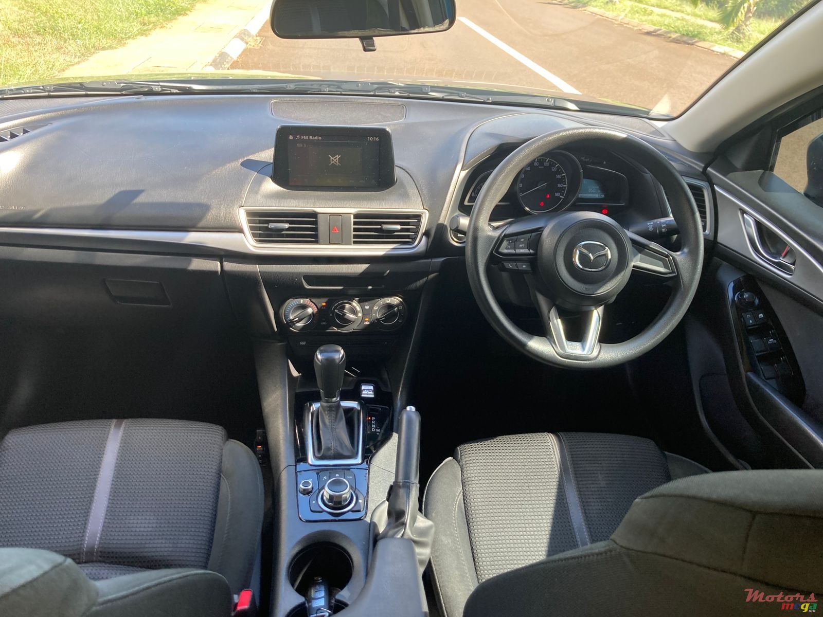 2017' Mazda Axela photo #6