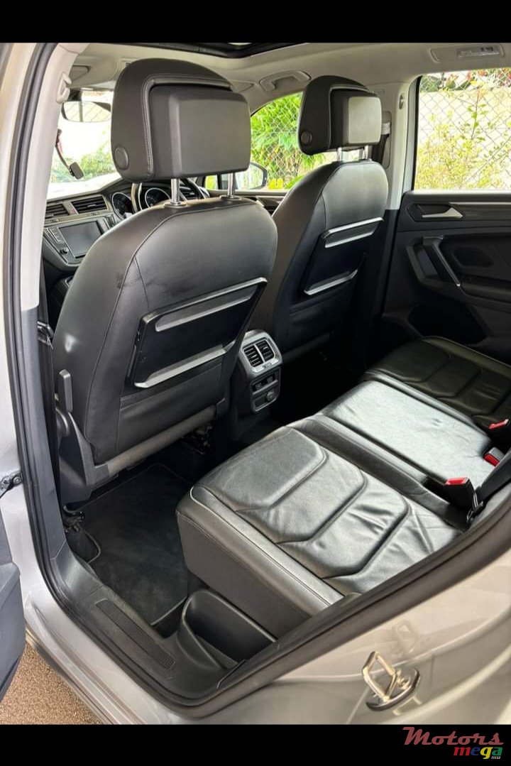 2017' Volkswagen Tiguan Allspace photo #6
