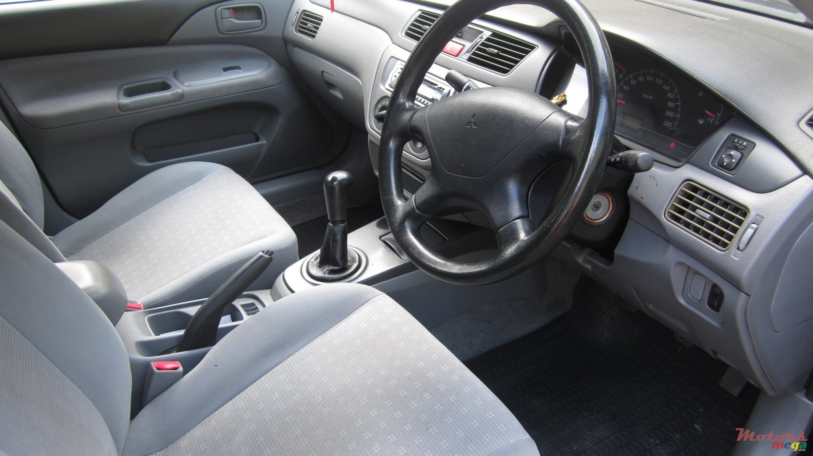 2005' Mitsubishi photo #1