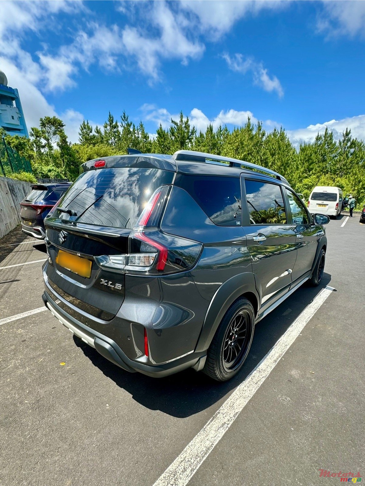 2023' Suzuki XL-7 photo #2