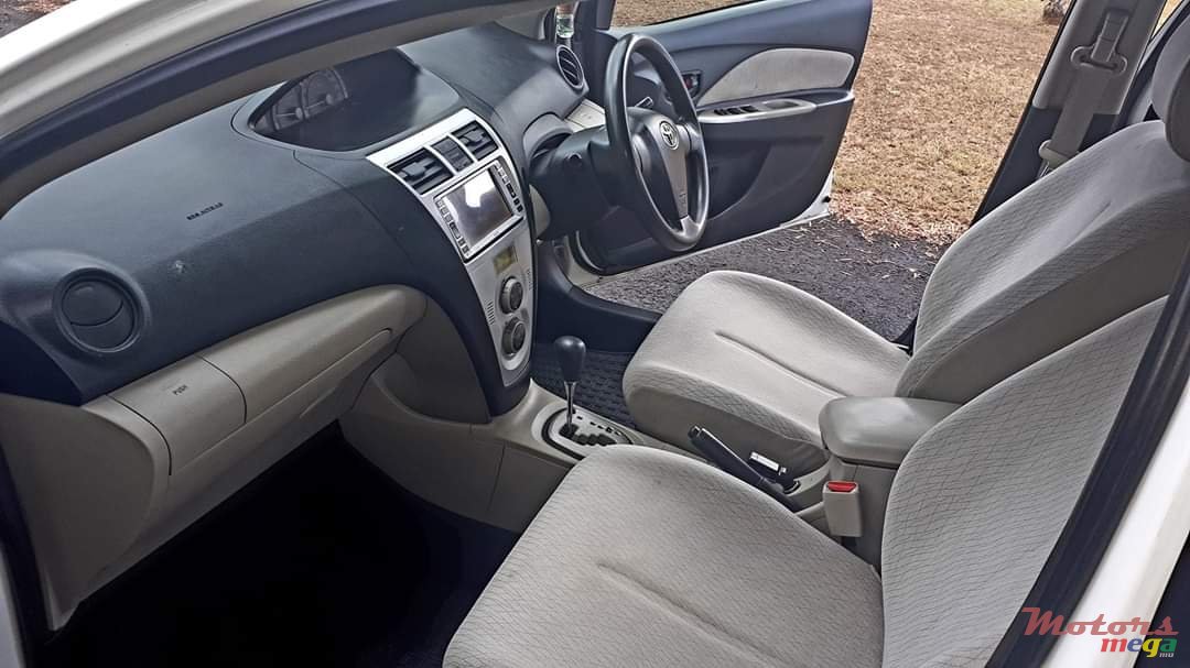 2006' Toyota Belta photo #5