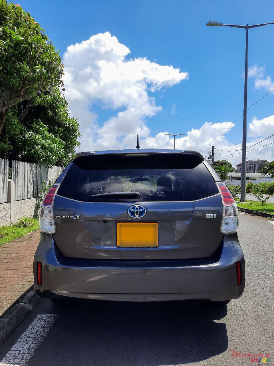 2017' Toyota Prius+ This is a Prius Alpha hybrid photo #2