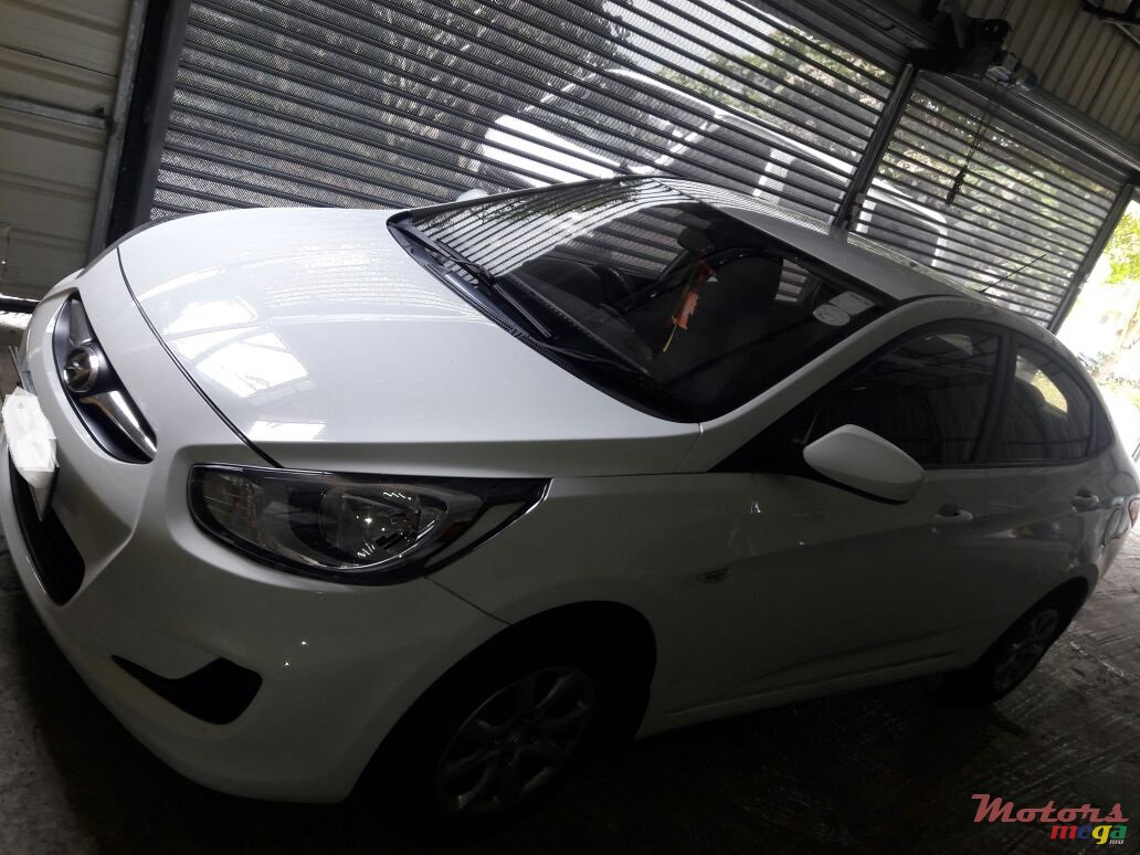 2011' Hyundai Accent photo #2