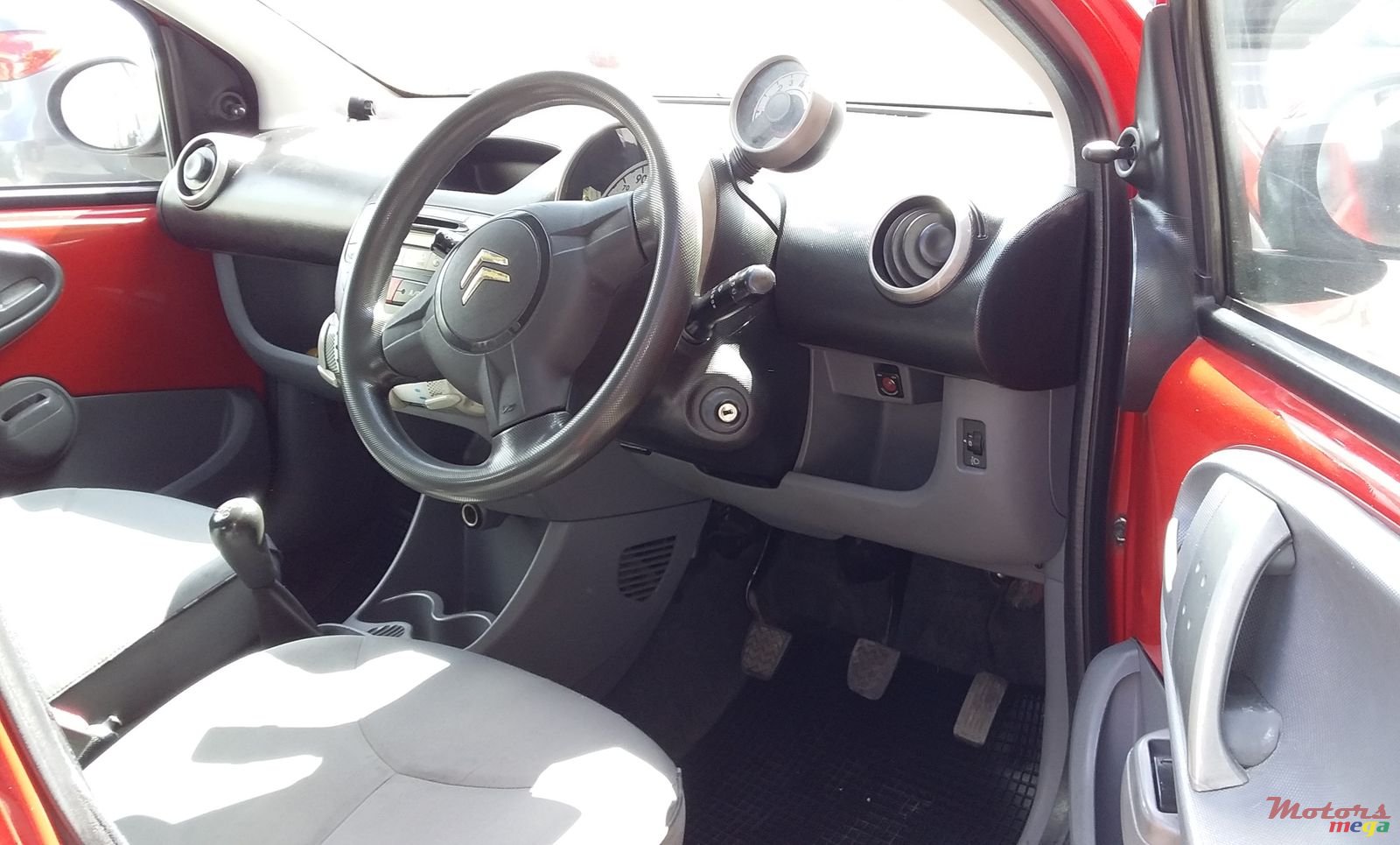 2012' Citroen C1 photo #3