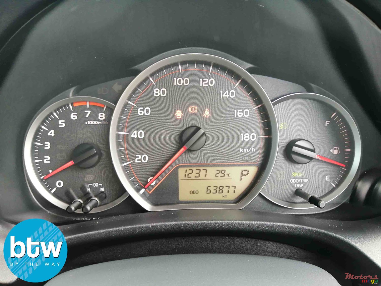 2013' Toyota Vitz photo #7