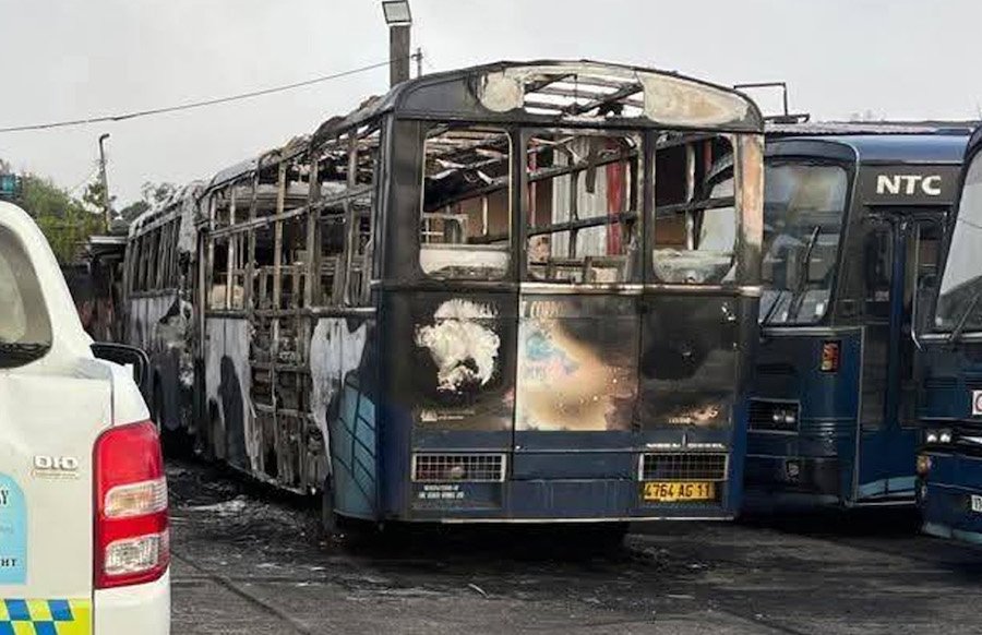 Au dépôt de la CNT de Forest-Side: Deux autobus détruits par un incendie, trois autres endommagés