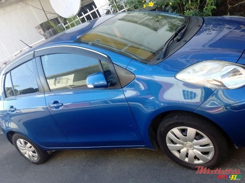 2009' Toyota Vitz photo #1