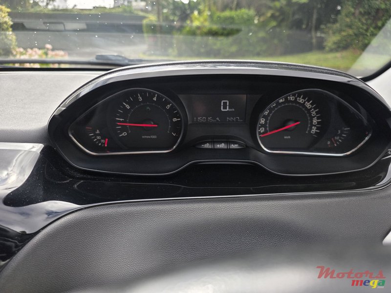 2013' Peugeot 208 photo #4