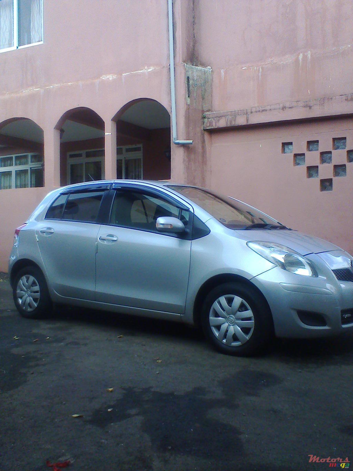 2009' Toyota Vitz photo #2
