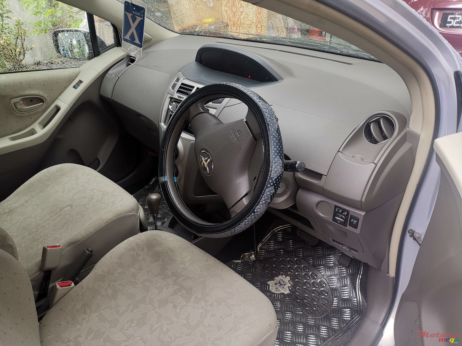 2009' Toyota Vitz photo #5