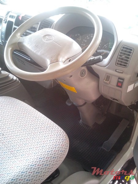 2004' Toyota HiAce Dyna photo #3