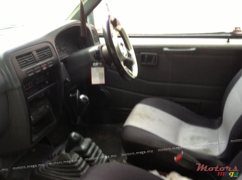 1995' Nissan 4X4 photo #3