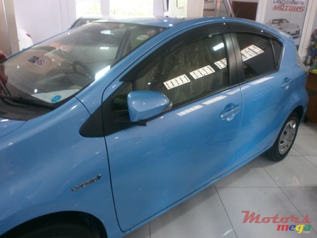 2013' Toyota Aqua photo #2