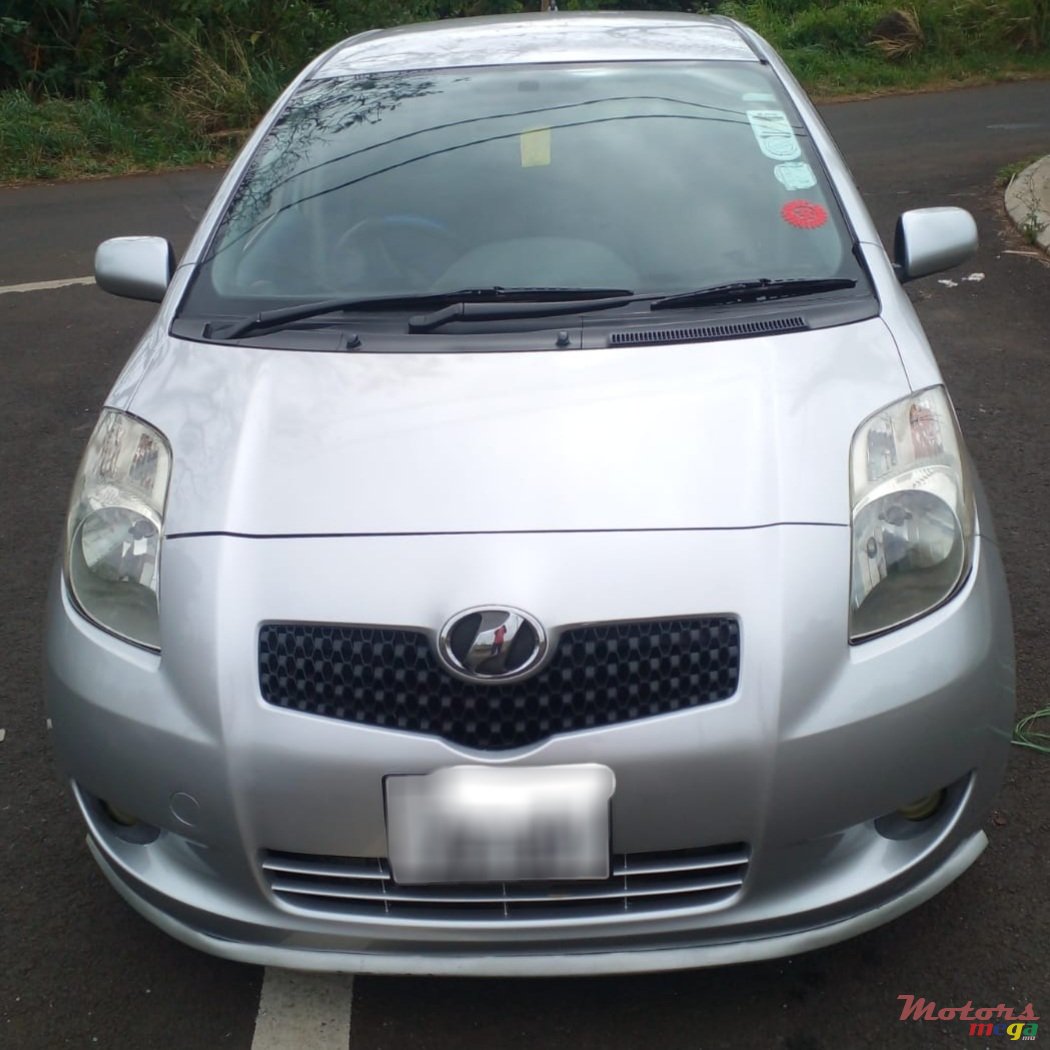 2007' Toyota Vitz photo #1