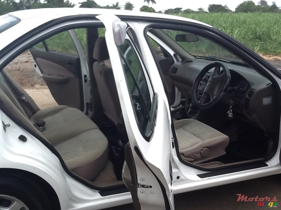 2001' Nissan photo #6