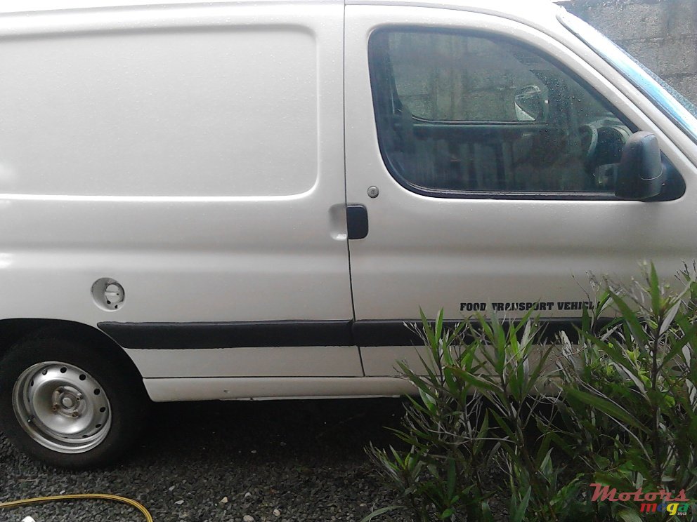 2002' Peugeot Partner photo #2