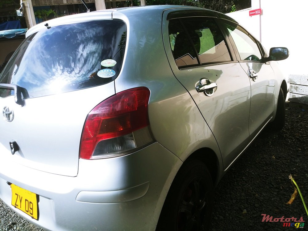 2009' Toyota Vitz 1300 photo #4