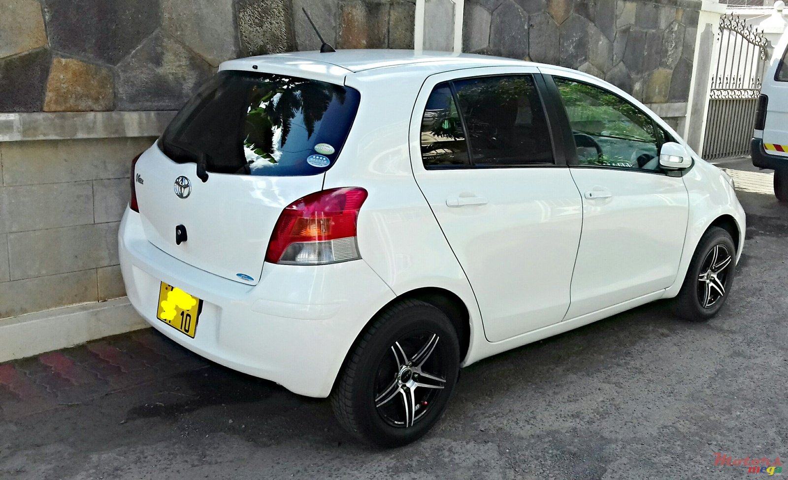 2010' Toyota Vitz 1000cc photo #2