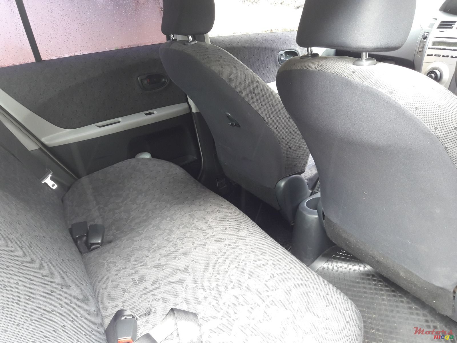 2009' Toyota Vitz Full options photo #5