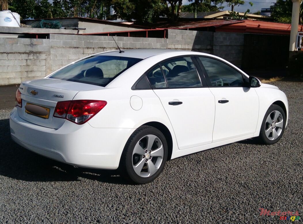 2011' Chevrolet Cruze photo #4