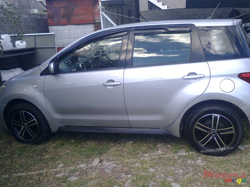 2003' Toyota I S T photo #1