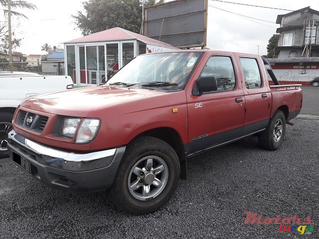 2000' Nissan 2x4 photo #2