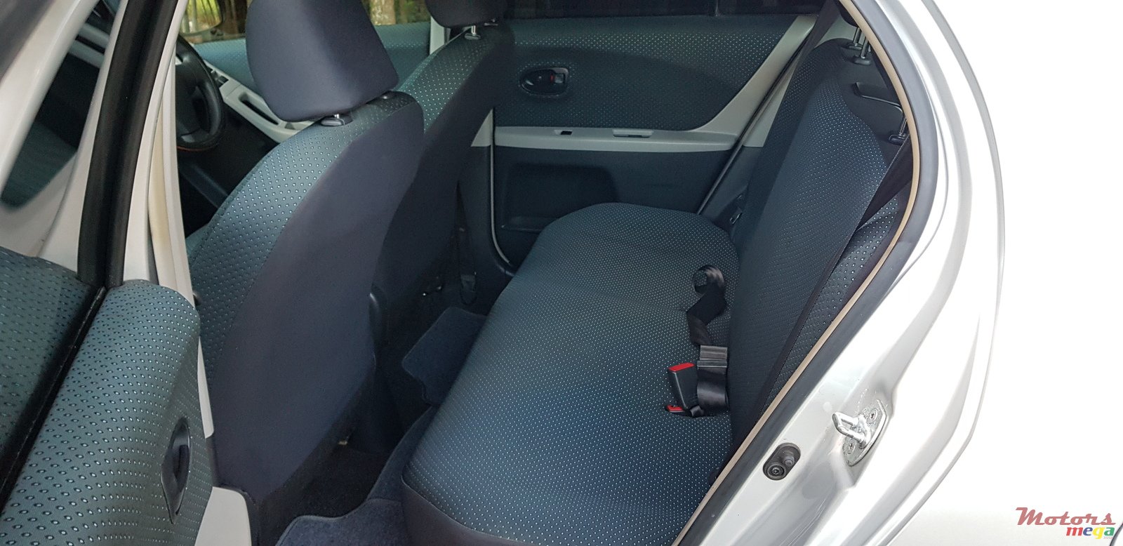 2007' Toyota Vitz photo #7