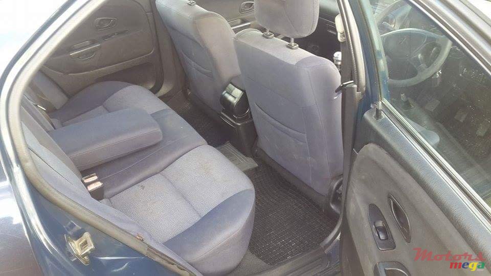 2002' Mitsubishi Carisma photo #5