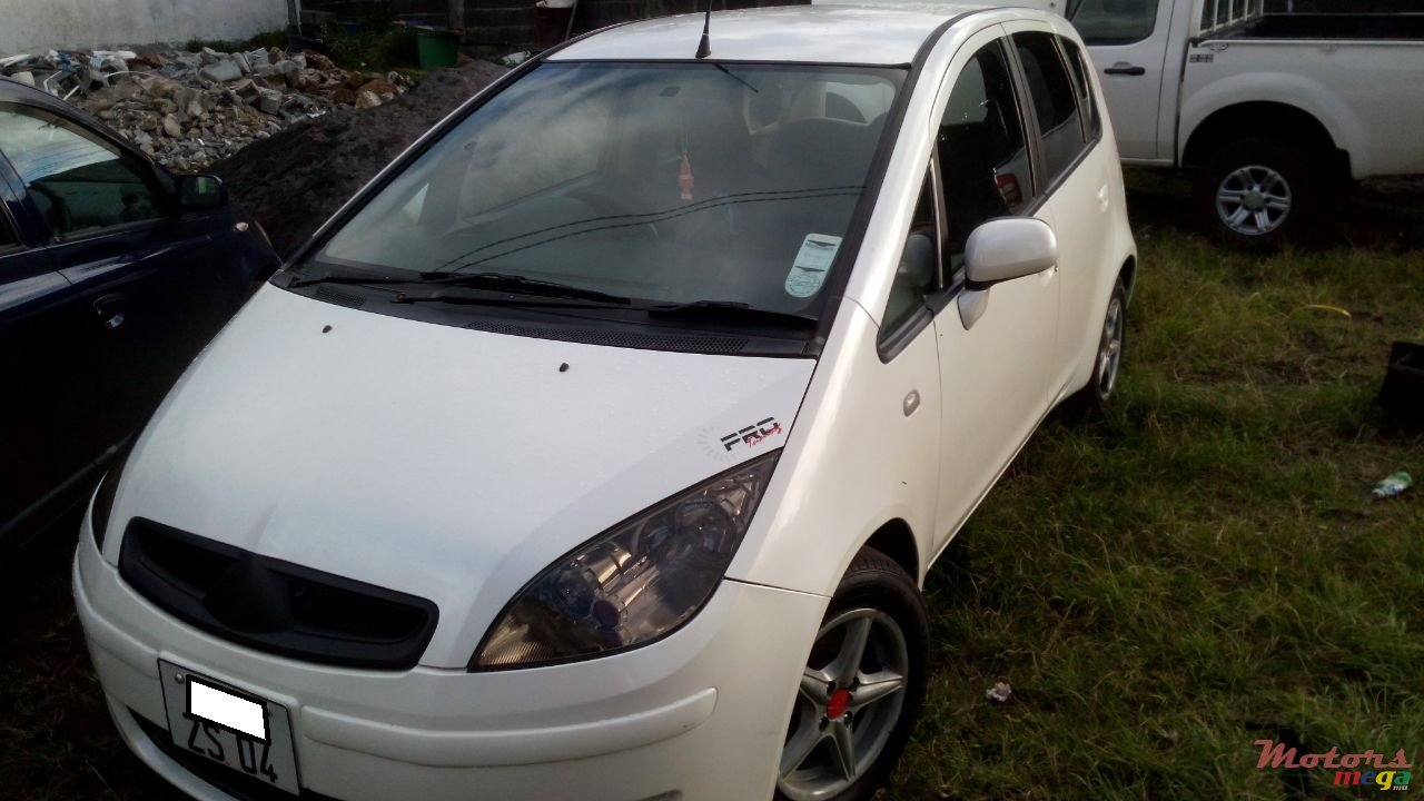 2004' Mitsubishi Colt photo #1