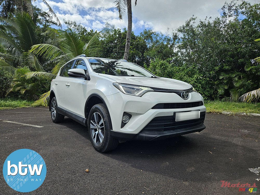 2018' Toyota RAV4 photo #1