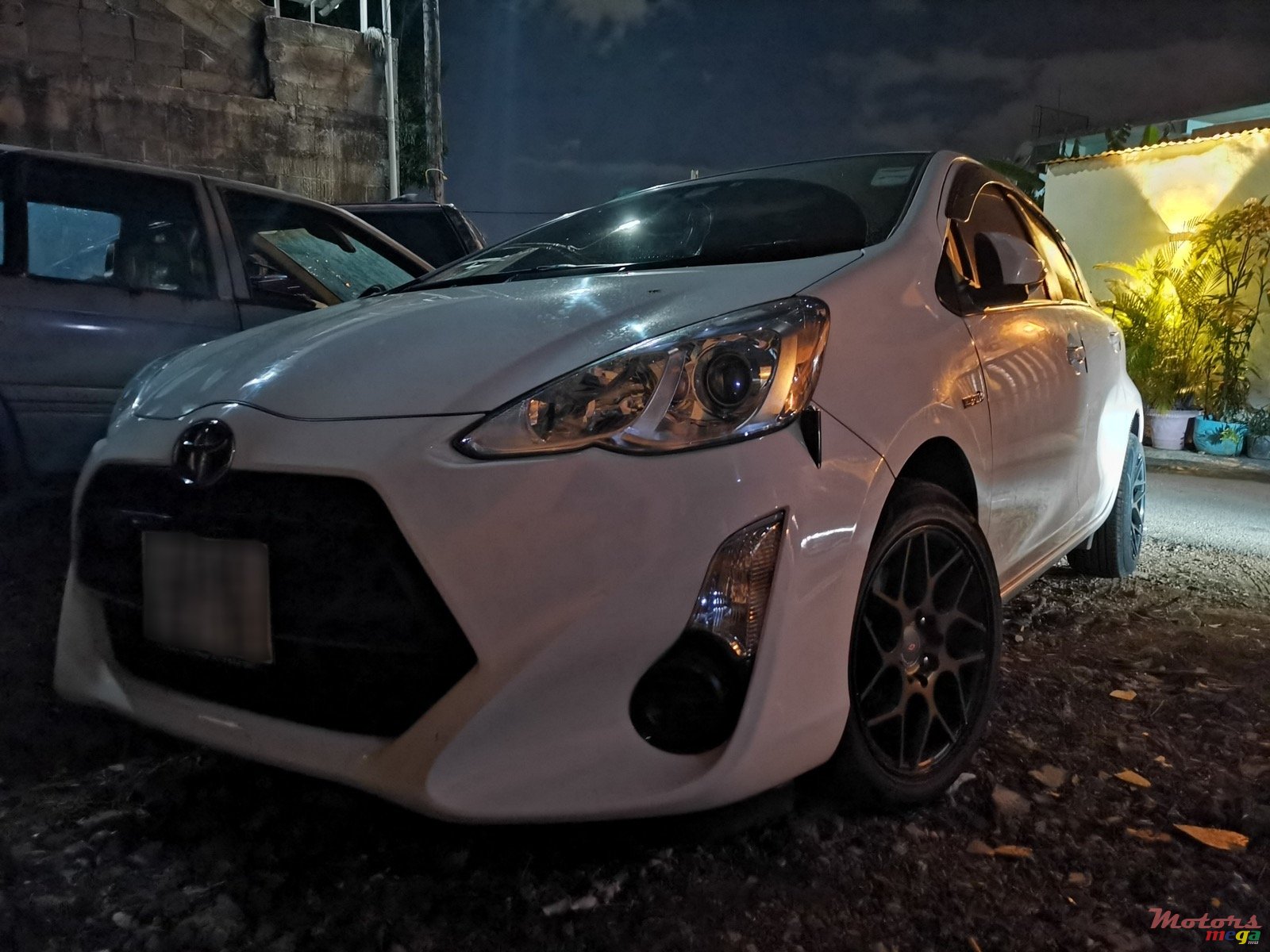 2016' Toyota Aqua photo #1