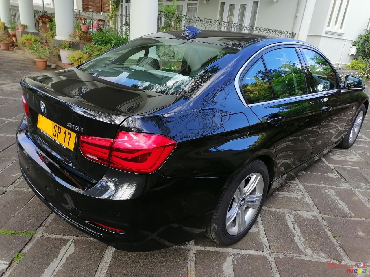 2017' BMW 3 Series Sedan photo #4