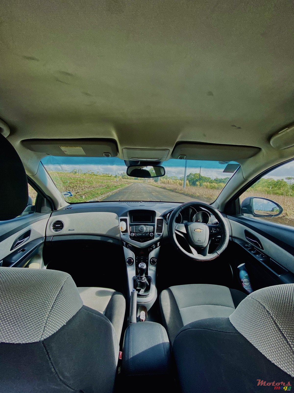 2011' Chevrolet Cruze photo #2