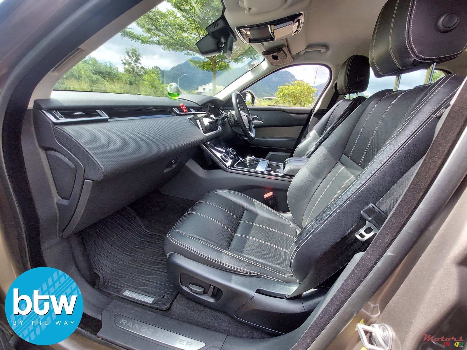 2018' Land Rover Range Rover Velar photo #4