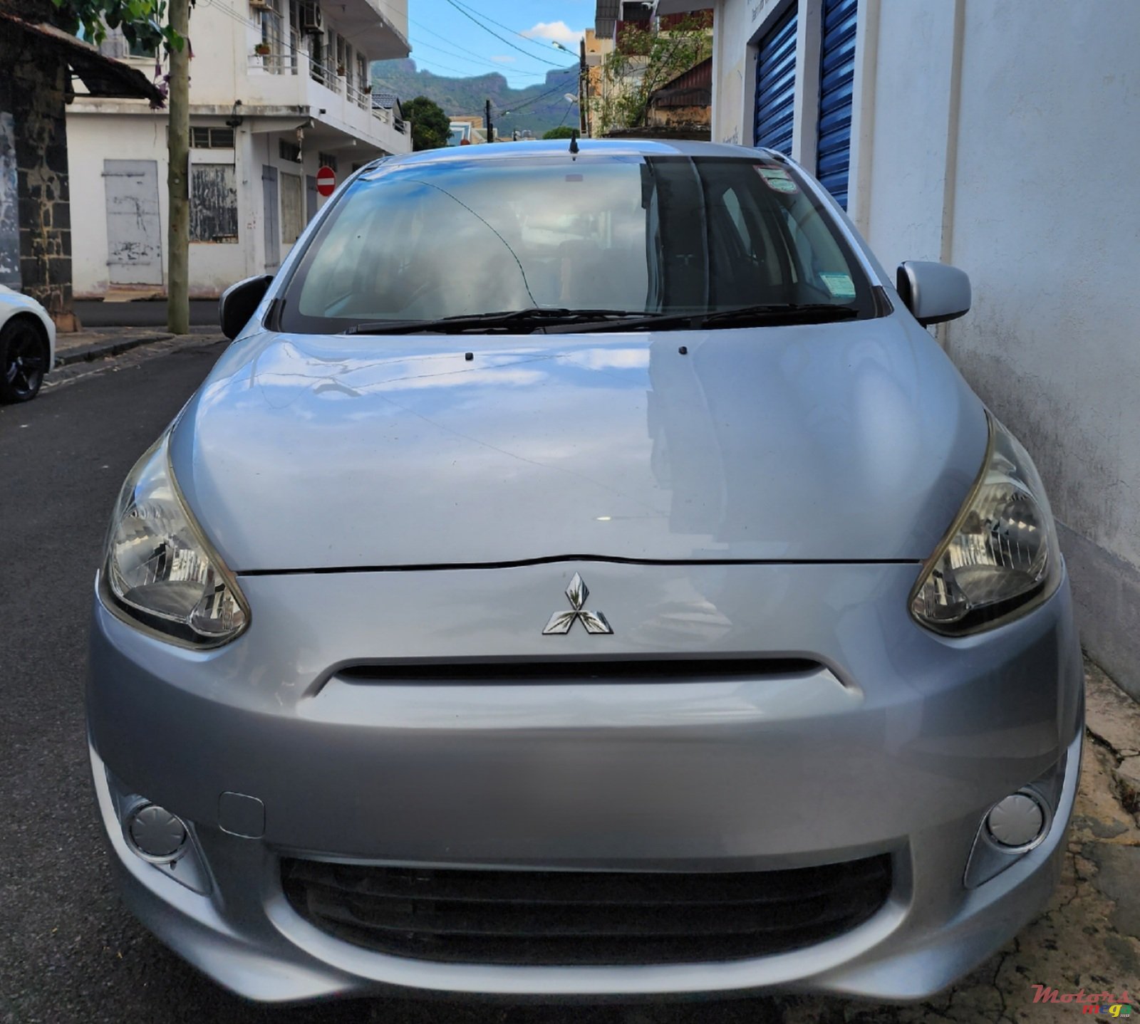 2013' Mitsubishi Mirage photo #1