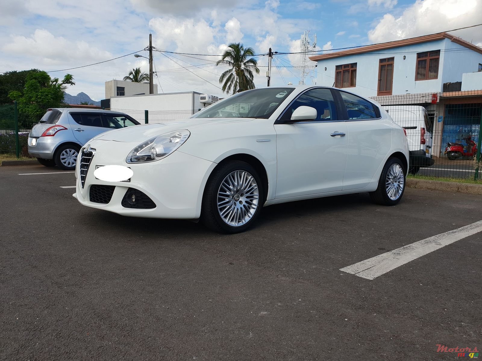 2011' Alfa Romeo Giulietta photo #1