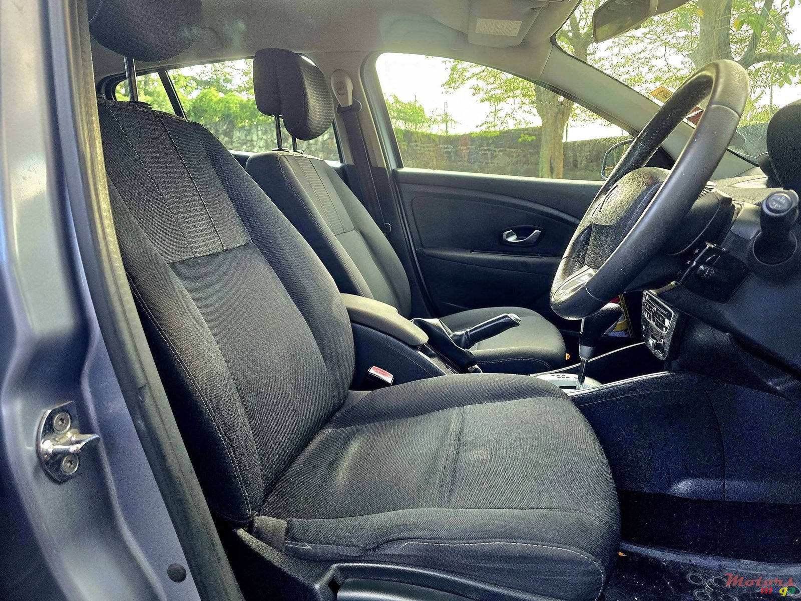 2011' Renault Megane photo #6