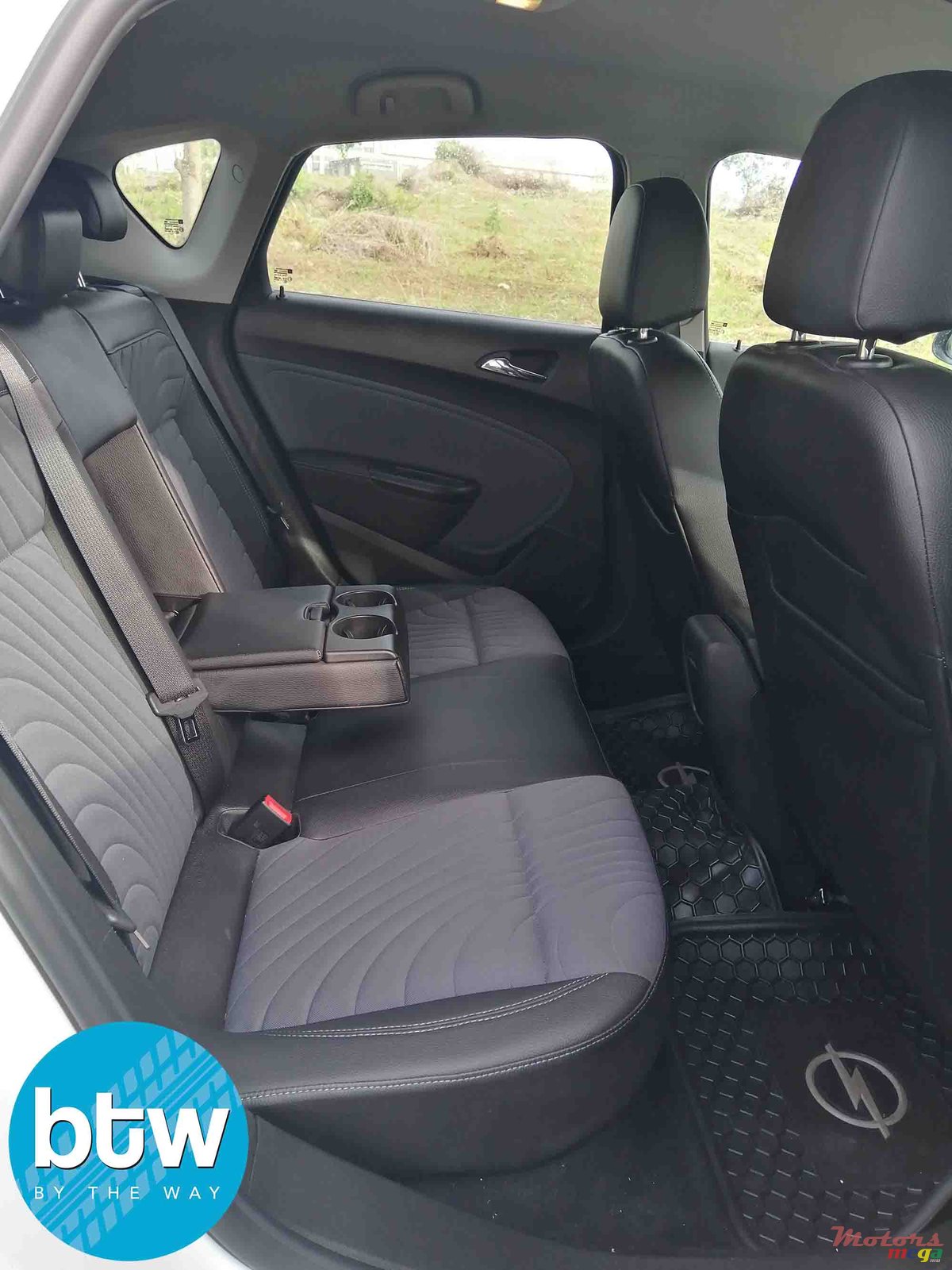 2014' Opel Astra photo #4