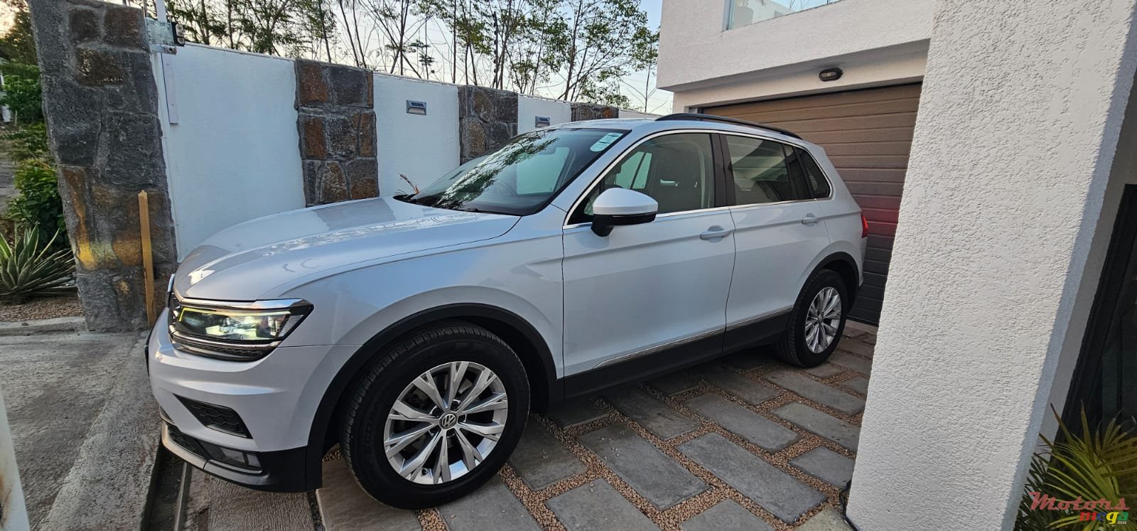 2019' Volkswagen Tiguan photo #3