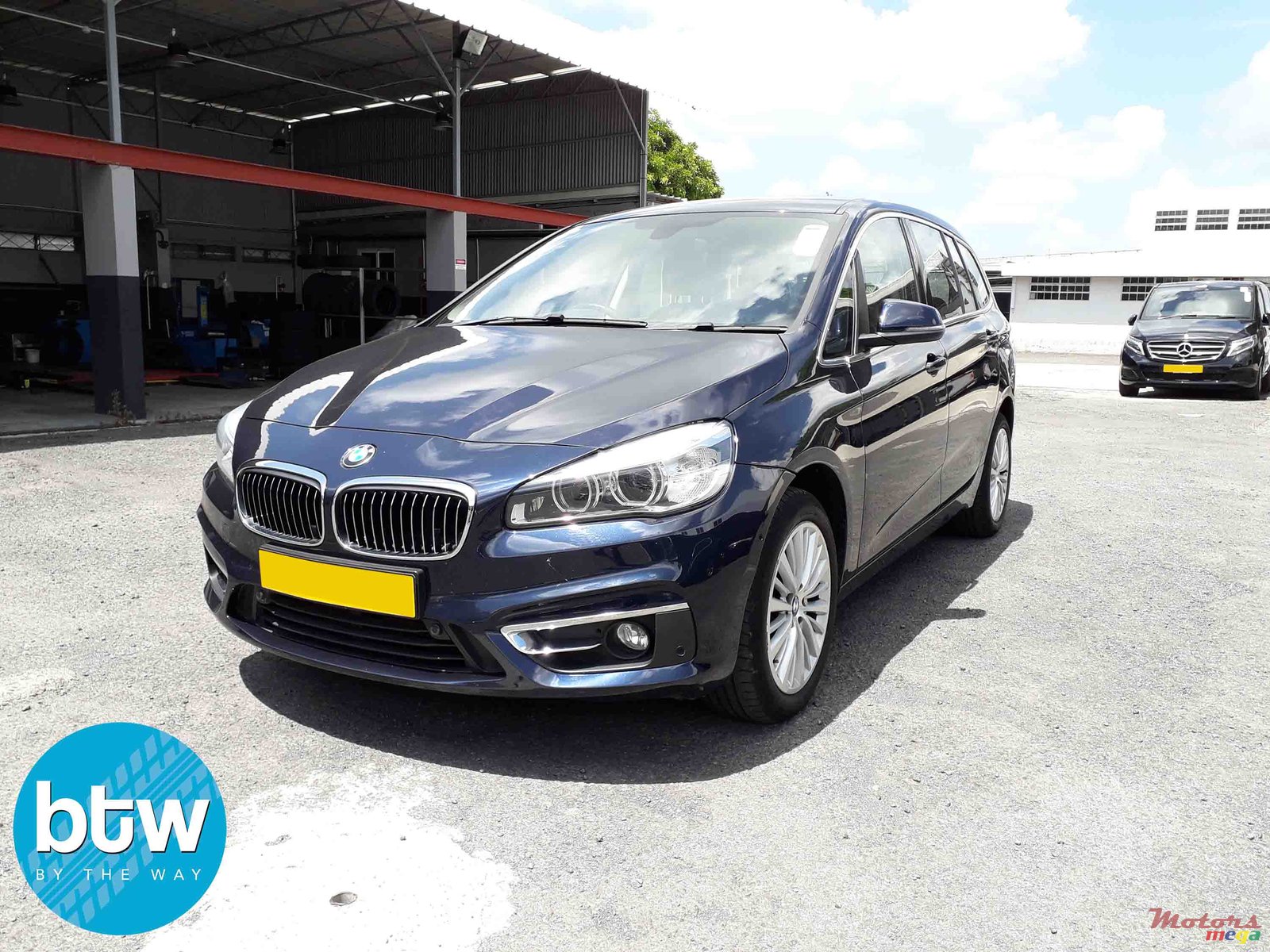 2015' BMW 2 Series 218i Gran Tourer photo #2