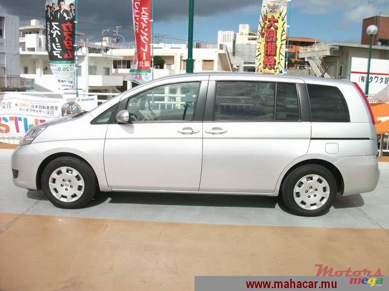 2011' Toyota Isis photo #5