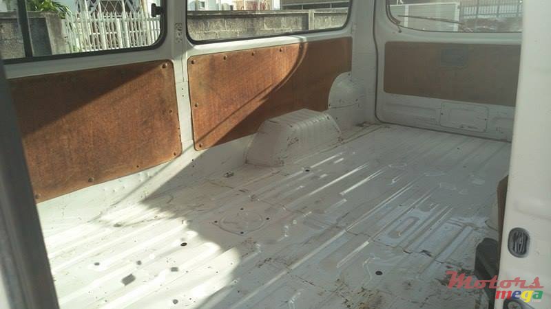 2004' Nissan Urvan Goods vehicle photo #4