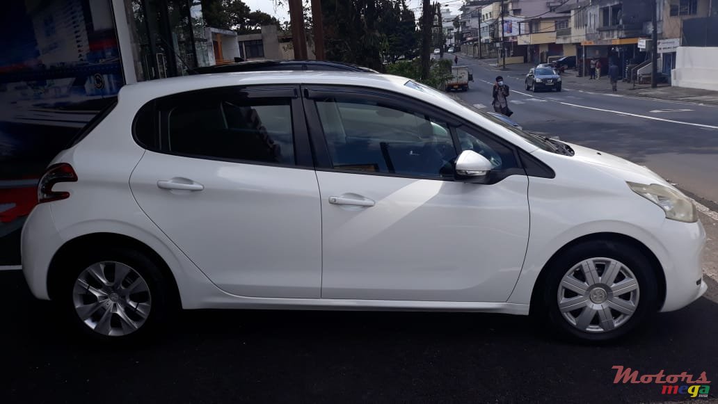 2013' Peugeot 208 photo #2