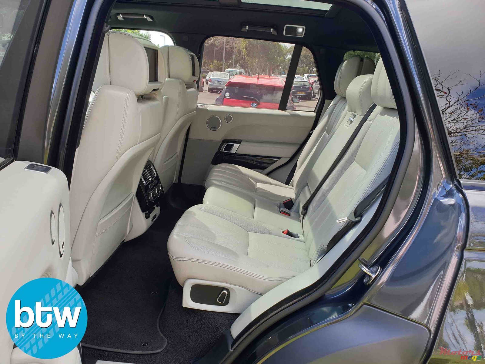 2014' Land Rover Range Rover Vogue photo #3