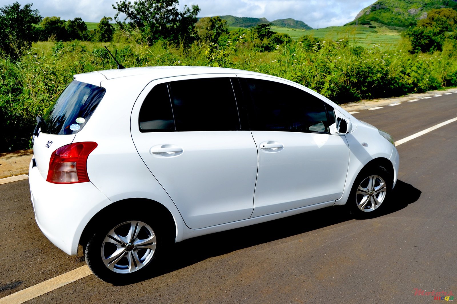 2007' Toyota Vitz photo #1