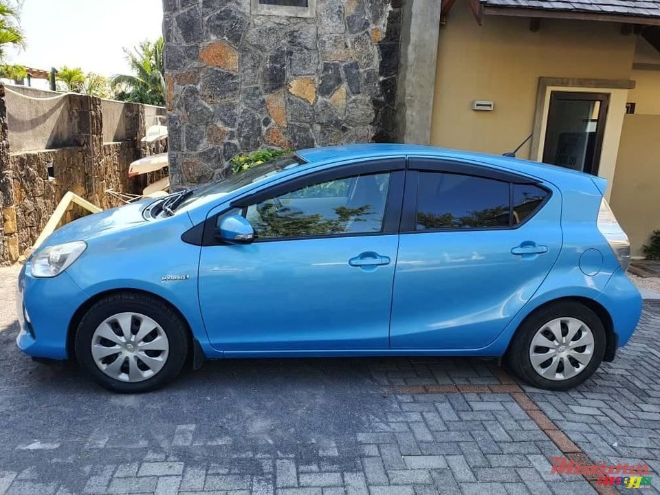 2012' Toyota Aqua photo #3